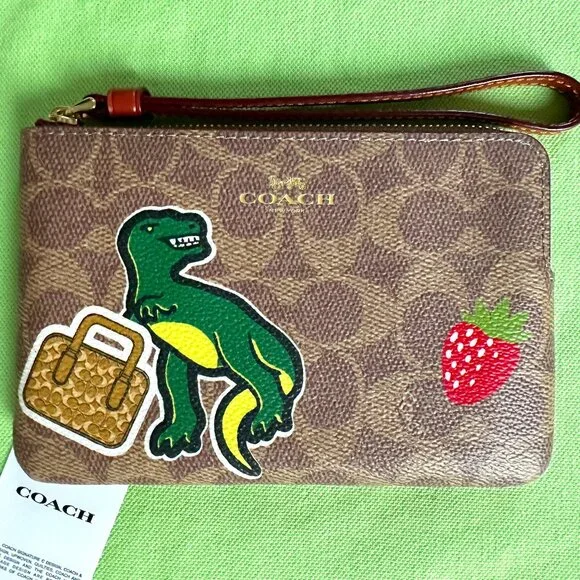 COACH CORNER ZIP WRISTLET w/ STICKER PRINT:NWT CW856
